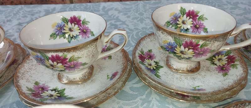 AVINTAGE 34 PIECE DEODORA TEASET FINE CHINA HAND PAINTED SOLD AS IS