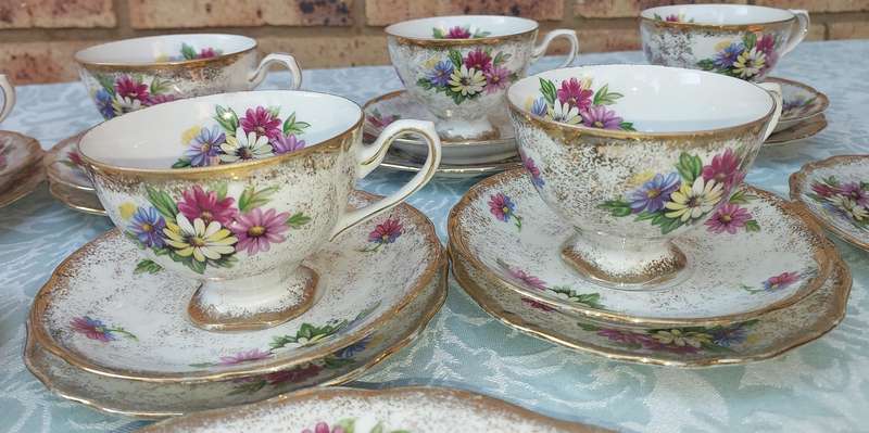 AVINTAGE 34 PIECE DEODORA TEASET FINE CHINA HAND PAINTED SOLD AS IS