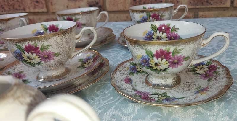 AVINTAGE 34 PIECE DEODORA TEASET FINE CHINA HAND PAINTED SOLD AS IS