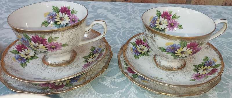 AVINTAGE 34 PIECE DEODORA TEASET FINE CHINA HAND PAINTED SOLD AS IS