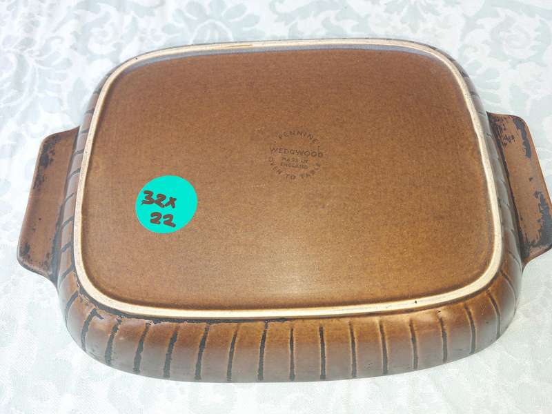 A VINTAGE PENINE WEDGEWOOD BROWN CERAMIC OVEN TO TABLE CASSEROLE SOLD AS IS
