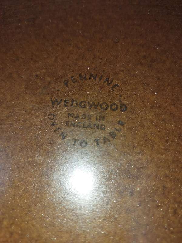 A VINTAGE PENINE WEDGEWOOD BROWN CERAMIC OVEN TO TABLE CASSEROLE SOLD AS IS