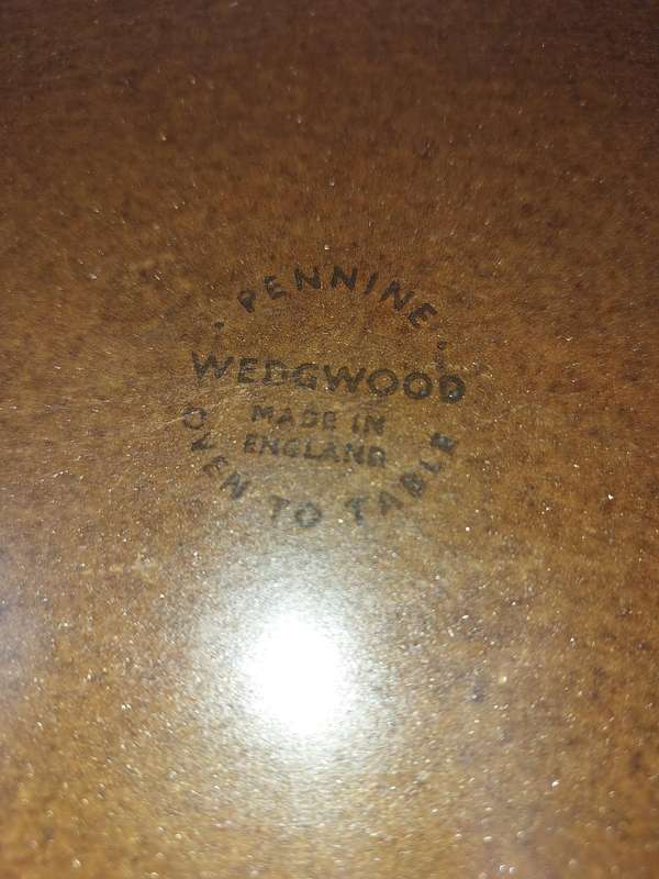 A VINTAGE PENINE WEDGEWOOD BROWN CERAMIC OVEN TO TABLE CASSEROLE SOLD AS IS