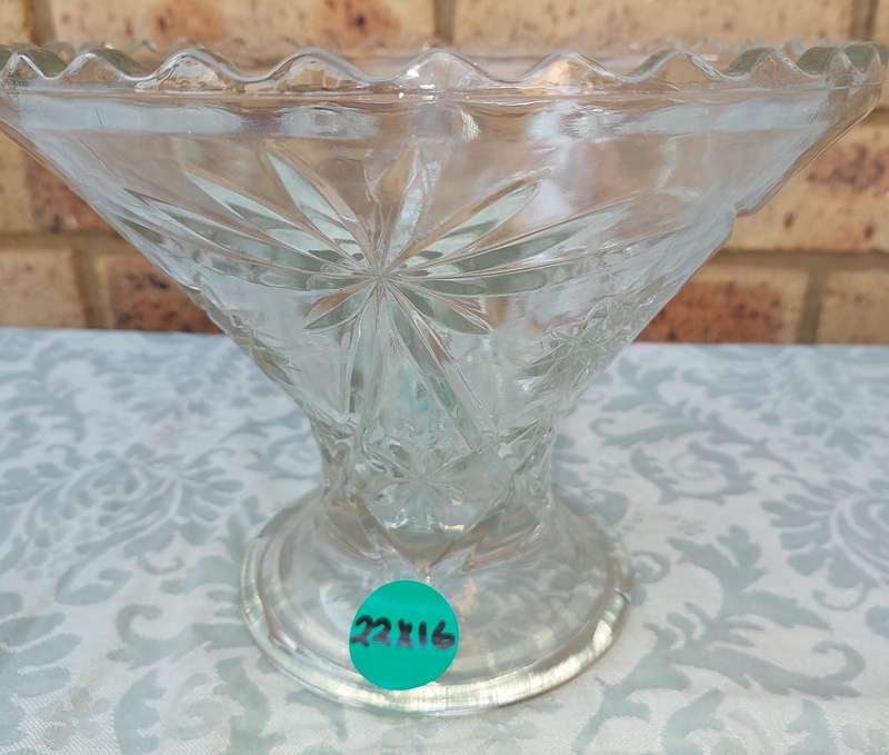 A COLLECTION OF ART DECOR GLASS SERVING UTENSILS SOLD AS IS
