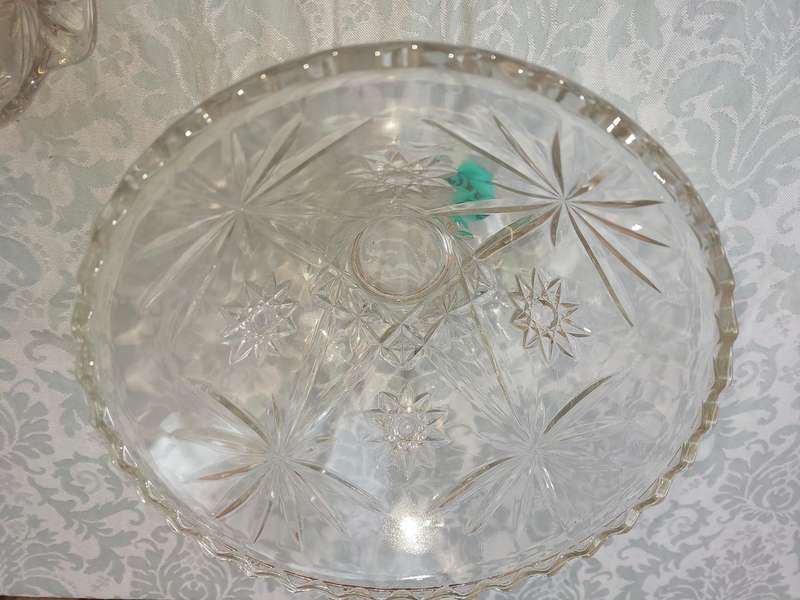 A COLLECTION OF ART DECOR GLASS SERVING UTENSILS SOLD AS IS