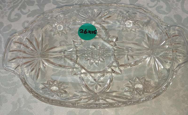 A COLLECTION OF ART DECOR GLASS SERVING UTENSILS SOLD AS IS