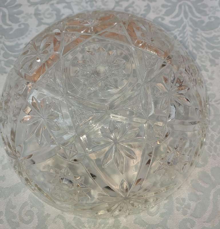 A COLLECTION OF ART DECOR GLASS SERVING UTENSILS SOLD AS IS