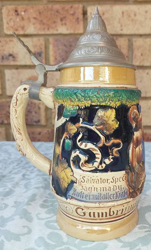 A VINTAGE ORIGINAL KING 375 ML WEST GERMANY BEER STEIN SOLD AS IS