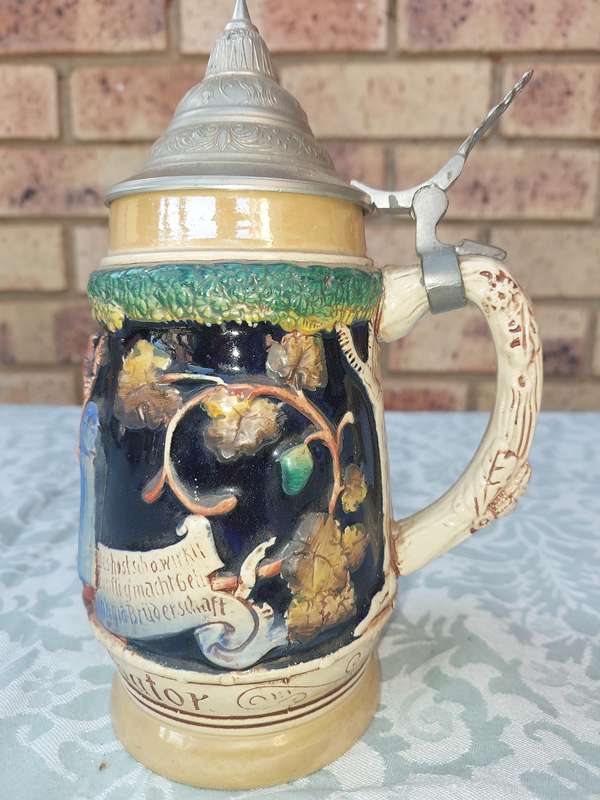 A VINTAGE ORIGINAL KING 375 ML WEST GERMANY BEER STEIN SOLD AS IS