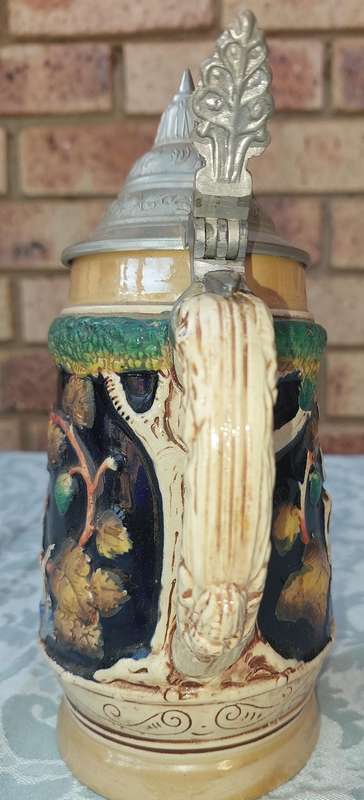 A VINTAGE ORIGINAL KING 375 ML WEST GERMANY BEER STEIN SOLD AS IS