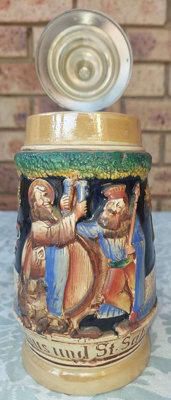A VINTAGE ORIGINAL KING 375 ML WEST GERMANY BEER STEIN SOLD AS IS