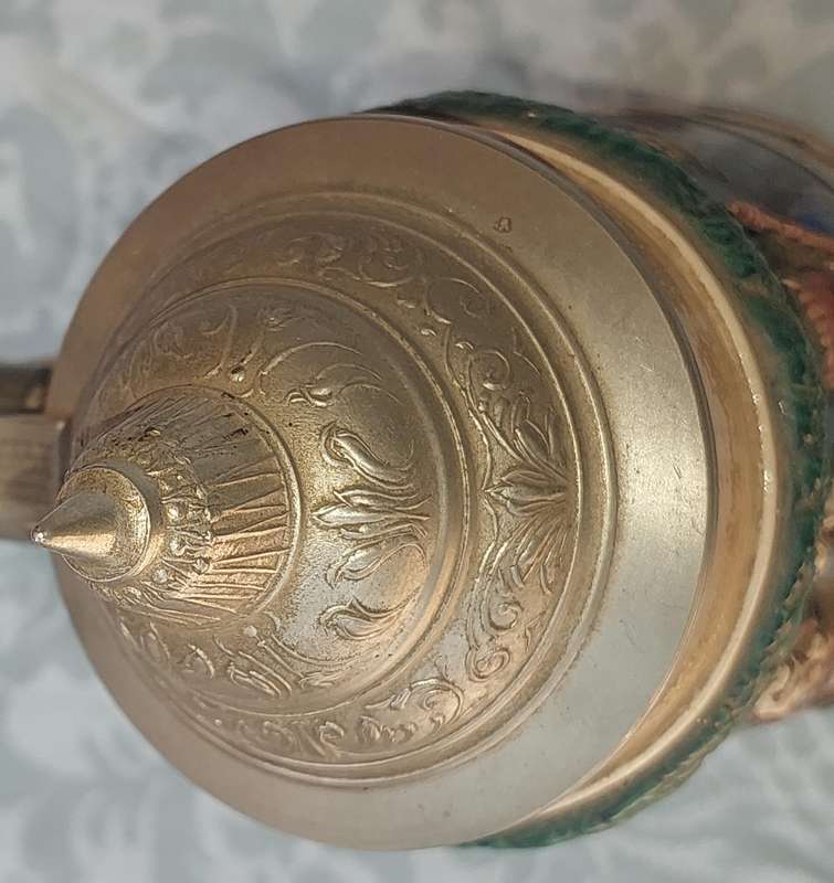 A VINTAGE ORIGINAL KING 375 ML WEST GERMANY BEER STEIN SOLD AS IS