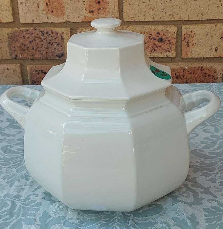 Mikasa Continental White F3000 Soup Tureen with Slotted Lid