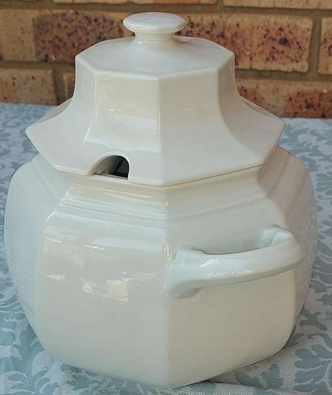 Mikasa Continental White F3000 Soup Tureen with Slotted Lid