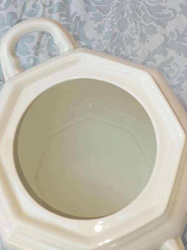 Mikasa Continental White F3000 Soup Tureen with Slotted Lid