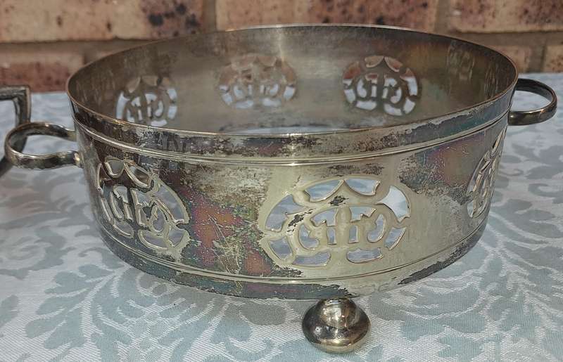 A COLLECTION OF VINTAGE SILVER PLATED CADDY BASKETS SOLD AS IS