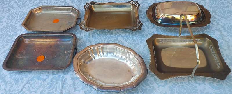 A VINTAGE COLLECTION OF KTCHENALIA UTENSILS SOLD AS IS
