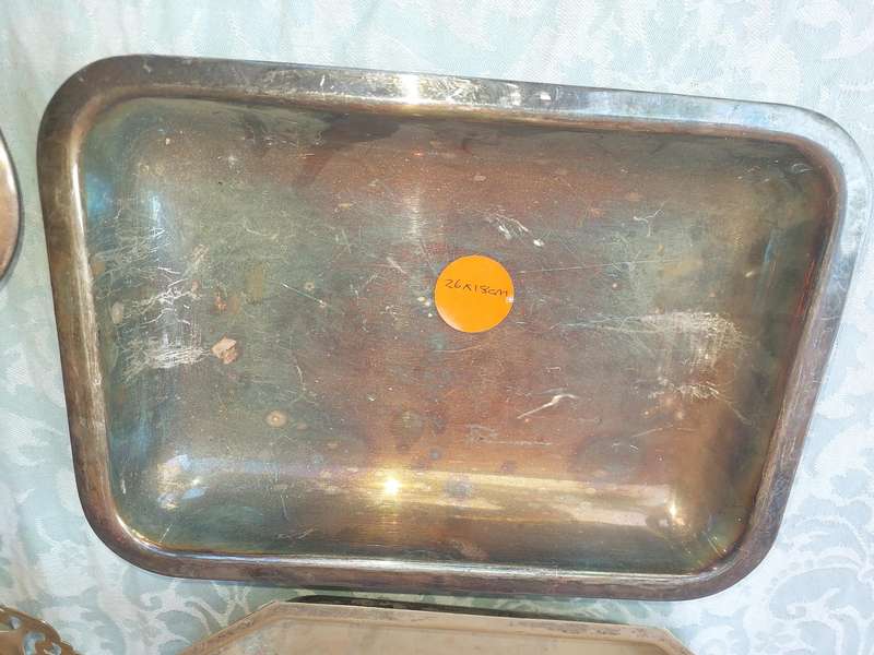A VINTAGE COLLECTION OF KTCHENALIA UTENSILS SOLD AS IS