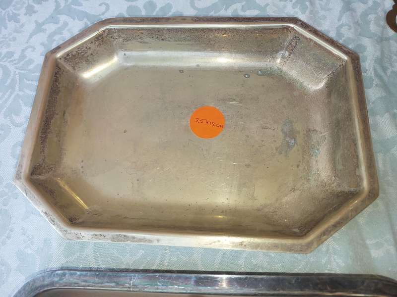 A VINTAGE COLLECTION OF KTCHENALIA UTENSILS SOLD AS IS