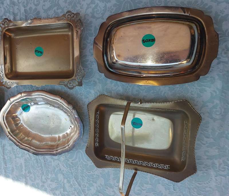 A VINTAGE COLLECTION OF KTCHENALIA UTENSILS SOLD AS IS