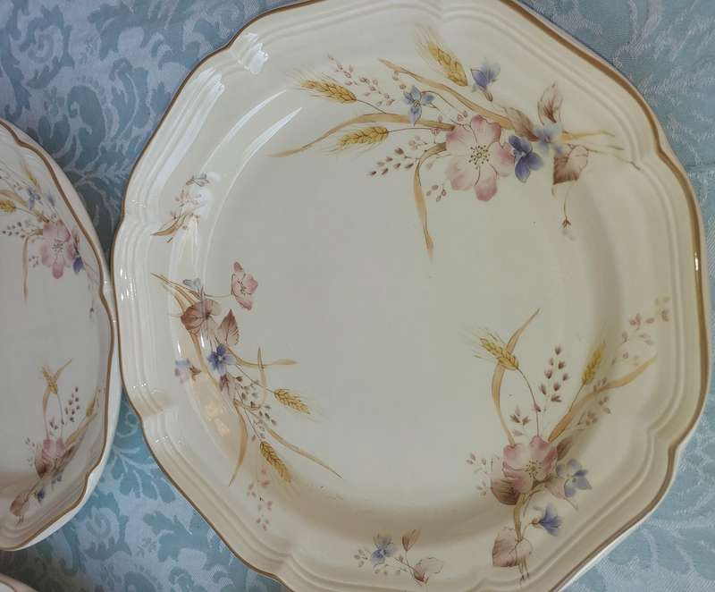 A SET OF MIKASA HERITAGE GOLDEN SKY PLATES SOLD AS IS
