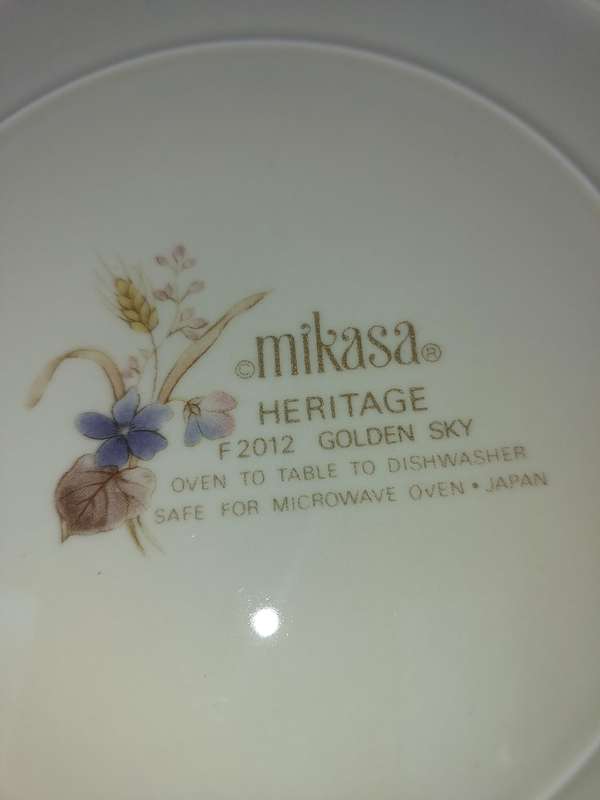 A SET OF MIKASA HERITAGE GOLDEN SKY PLATES SOLD AS IS