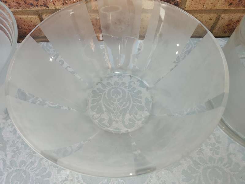 A COLLECTION OF 3 ART DECOR GLASS BOWLS SOLD AS IS
