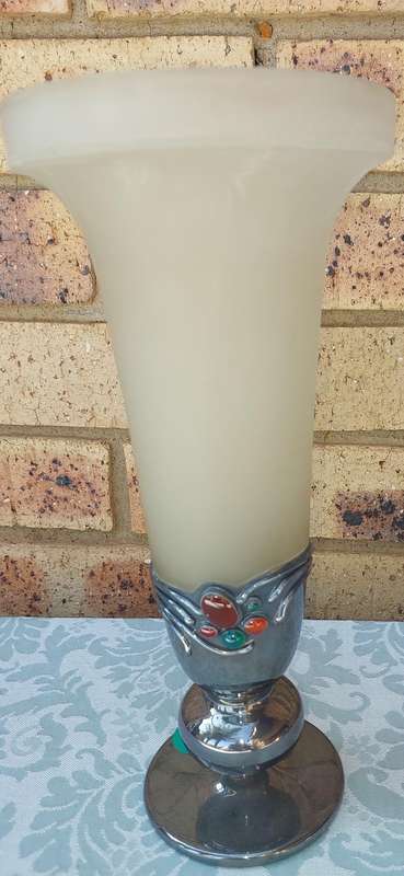 AN ART DECOR WHITE FROSTED VASE