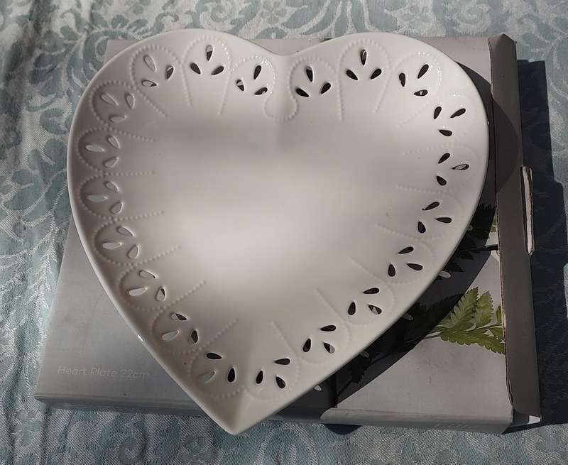 A MAXWELL & WILLIAMS LILLE  DESIGNED IN AUSTRAILIA HEART SHAPED SERVING PLATTER