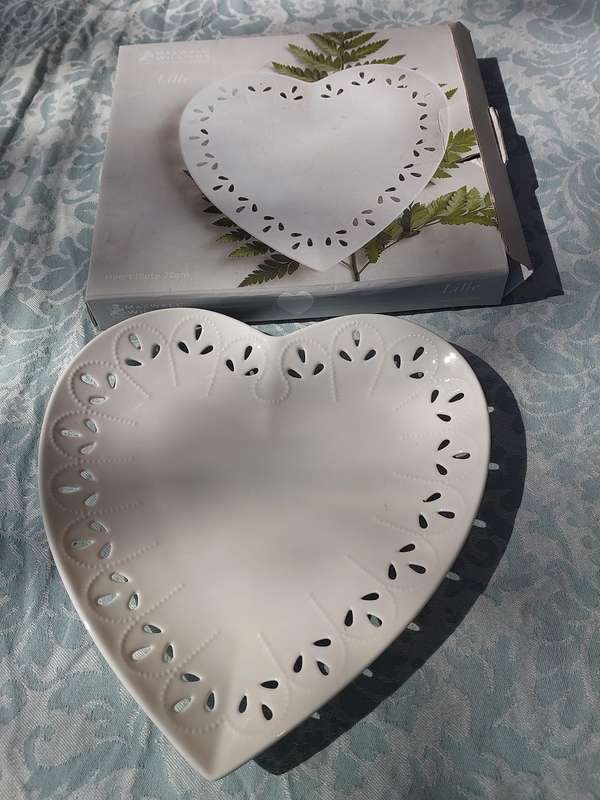 A MAXWELL & WILLIAMS LILLE  DESIGNED IN AUSTRAILIA HEART SHAPED SERVING PLATTER