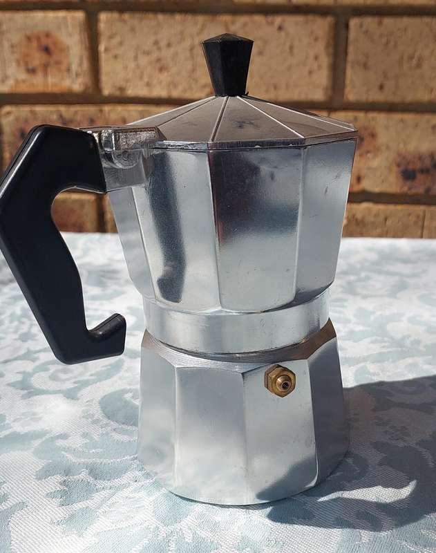 A VINTAGE ALUMINIUM ITALIAN EXPRESSO COFFEE MAKER SOLD AS IS