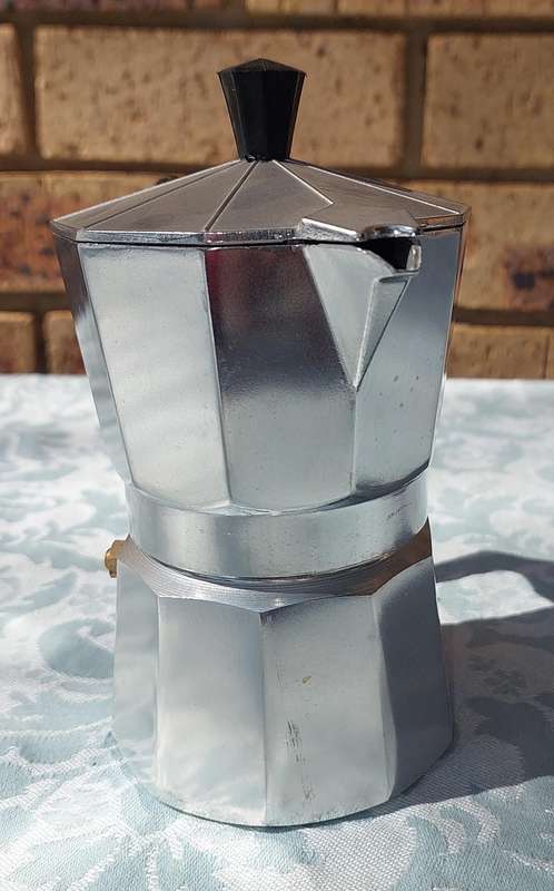 A VINTAGE ALUMINIUM ITALIAN EXPRESSO COFFEE MAKER SOLD AS IS
