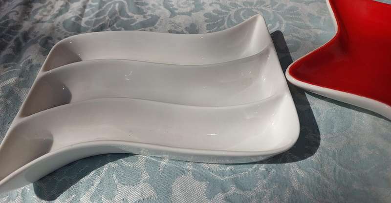 A COLLECTION OF PORCELAIN SERVING PLATTERS AND A COFFEE MUG SOLD AS IS