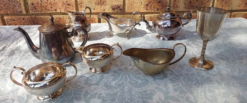 A VINTAGE COLLECTION JOBLOT KITCHEN EPNS UTENSIKS SOLD AS IS