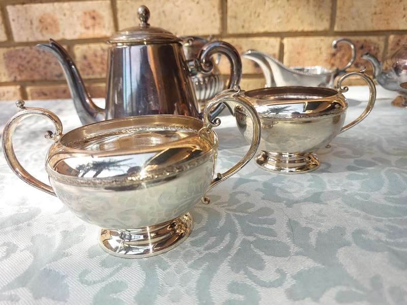 A VINTAGE COLLECTION JOBLOT KITCHEN EPNS UTENSIKS SOLD AS IS