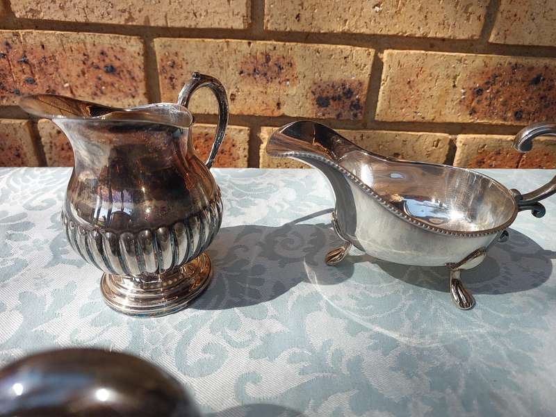 A VINTAGE COLLECTION JOBLOT KITCHEN EPNS UTENSIKS SOLD AS IS