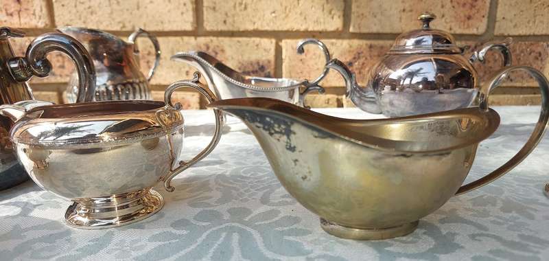A VINTAGE COLLECTION JOBLOT KITCHEN EPNS UTENSIKS SOLD AS IS