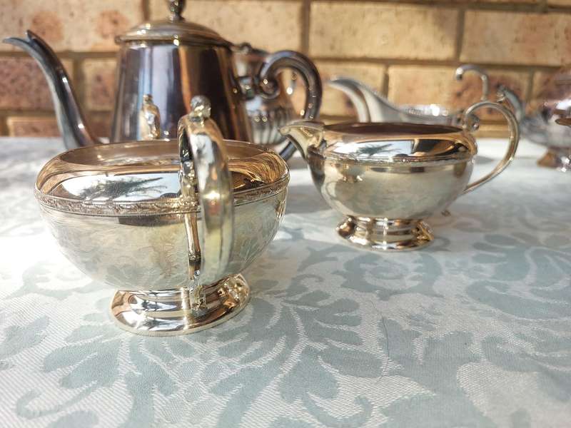 A VINTAGE COLLECTION JOBLOT KITCHEN EPNS UTENSIKS SOLD AS IS