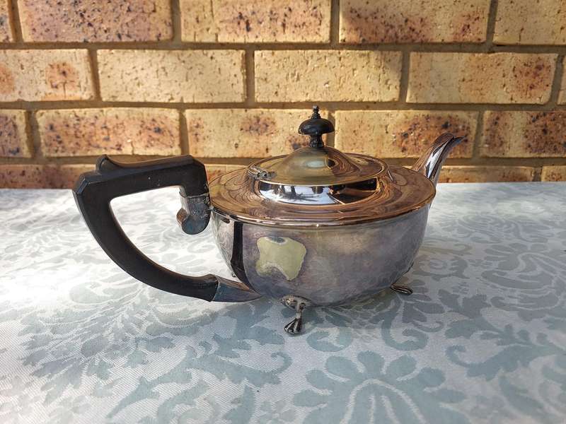 A VINTAGE TEAPOT SILVER PLATED SOLD AS IS