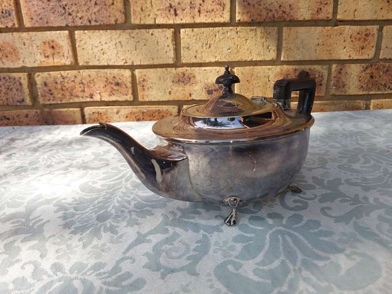 A VINTAGE TEAPOT SILVER PLATED SOLD AS IS