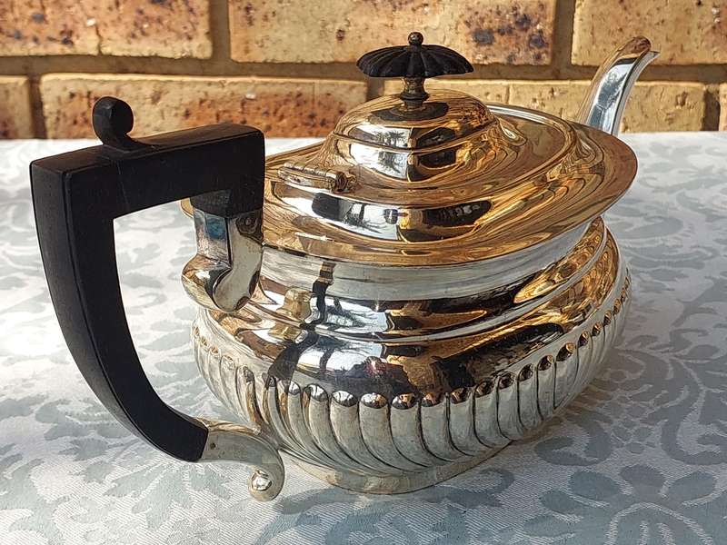 A VINTAGE TEAPOT SILVER PLATED SOLD AS IS