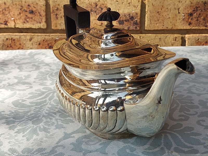 A VINTAGE TEAPOT SILVER PLATED SOLD AS IS