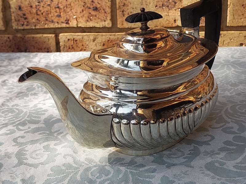 A VINTAGE TEAPOT SILVER PLATED SOLD AS IS