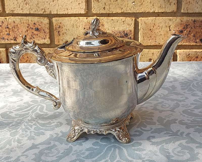 A VINTAGE TEAPOT SILVER PLATED SOLD AS IS