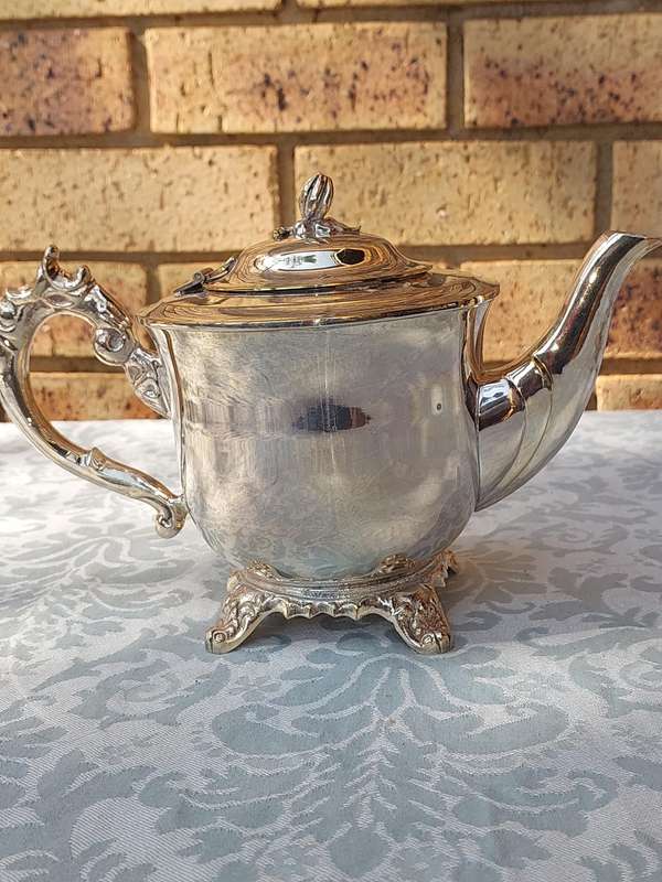 A VINTAGE TEAPOT SILVER PLATED SOLD AS IS