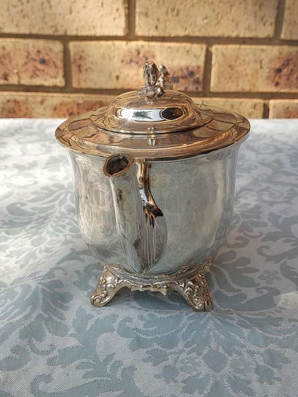 A VINTAGE TEAPOT SILVER PLATED SOLD AS IS