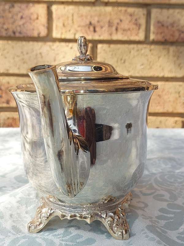 A VINTAGE TEAPOT SILVER PLATED SOLD AS IS
