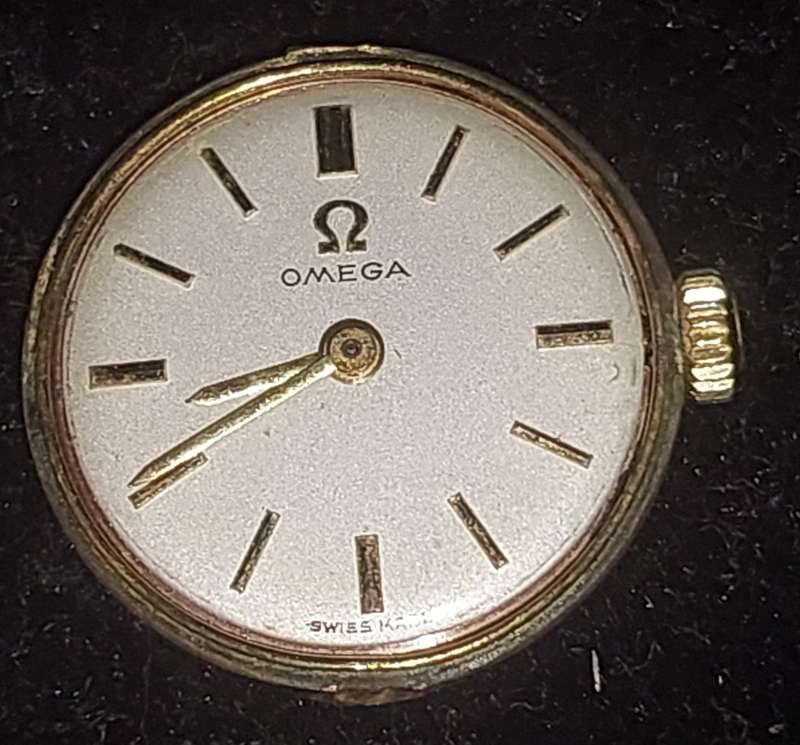 A VINTAGE OMEGA SWISS CALIBRE 620 MACHINISM WITH THE CROWN SERIAL NUMBER 1822323