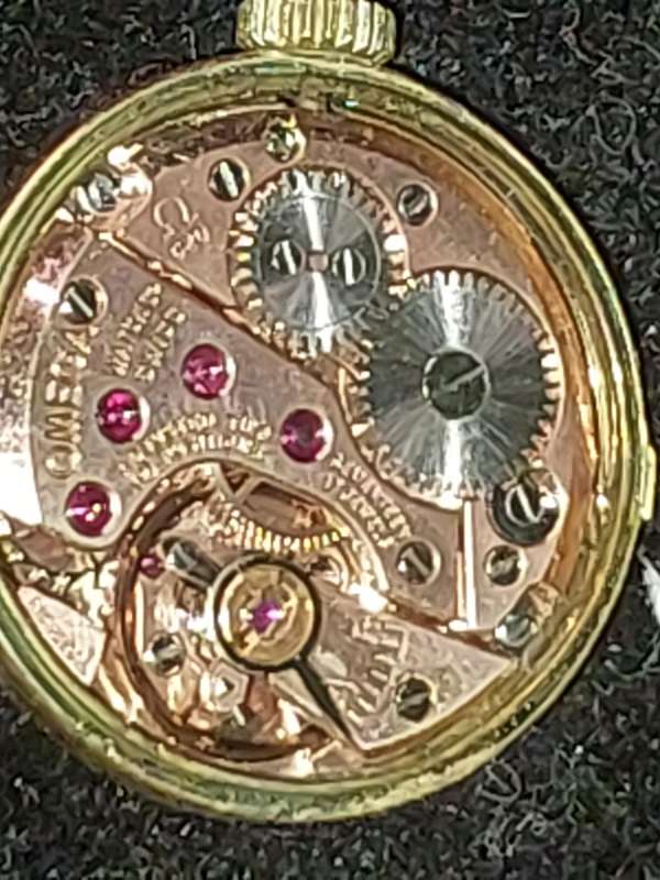 A VINTAGE OMEGA SWISS CALIBRE 620 MACHINISM WITH THE CROWN SERIAL NUMBER 1822323