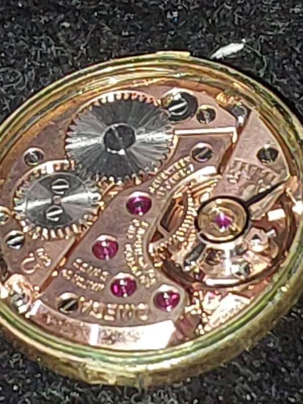 A VINTAGE OMEGA SWISS CALIBRE 620 MACHINISM WITH THE CROWN SERIAL NUMBER 1822323